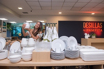 Pampita en el lanzamiento de