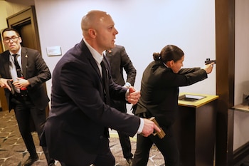 Fuerzas del orden intervienen durante la cena de corresponsales de la Casa Blanca en Washington. Testigos reportaron haber escuchado entre cinco y ocho disparos cuando la velada apenas comenzaba. (AP Photo/Tom Brenner)