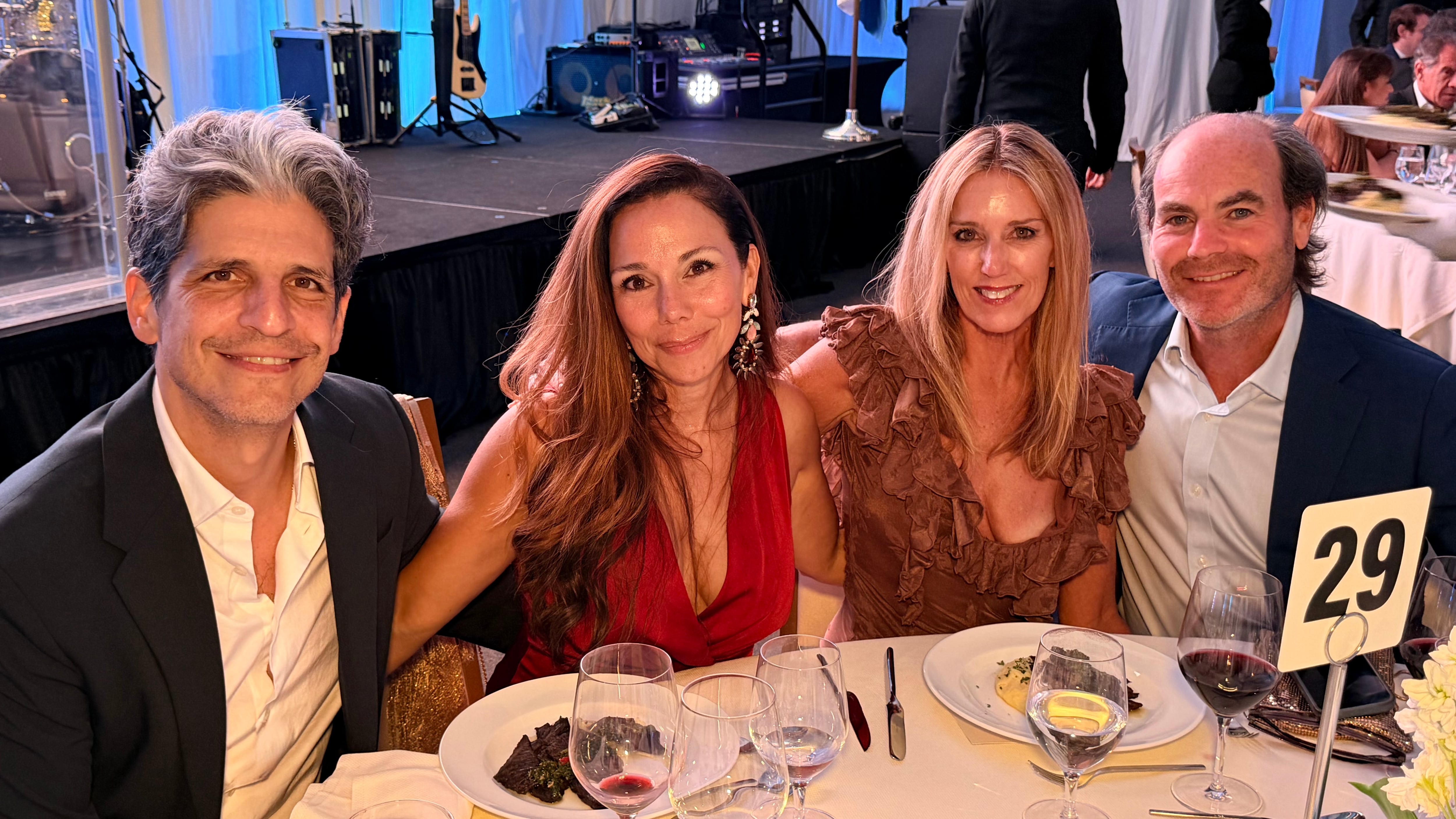 Jonathan Hofman, Paula Venditti, Titi Camogli y James Harrison disfrutan de la gala anual