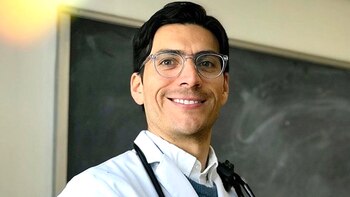 Mauricio González, un médico en