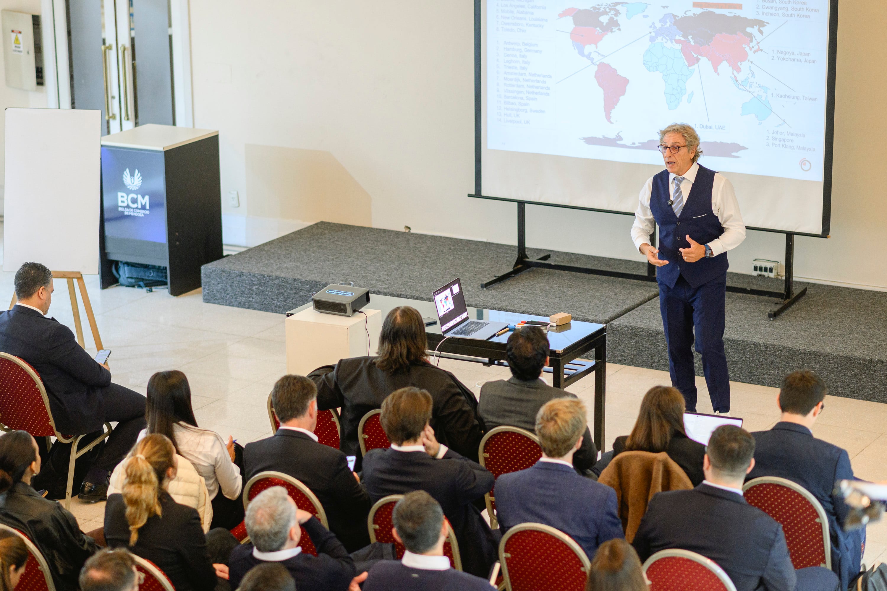Matthew Chamberlain, director de The London Metal Exchange, realiza una presentación sobre comercio internacional (Bolsa de Comercio de Mendoza)