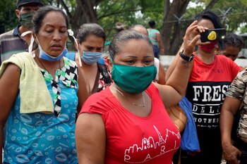 Venezolanos con barbijos (REUTERS/Freddy Rodríguez)