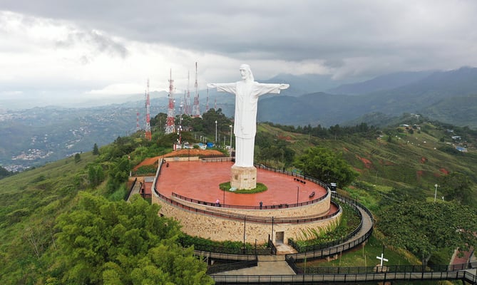El edificio Terraza brinda una vista de 360 grados y auditorios antes de llegar al icónico monumento de Cristo Rey en Cali - crédito Alcaldía de Cali