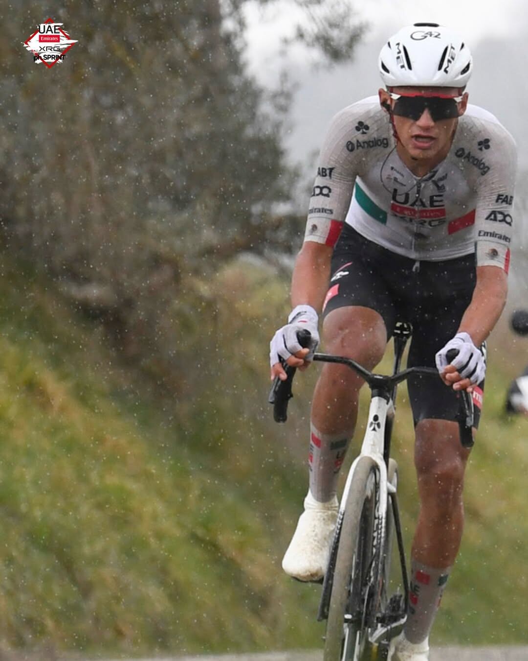 El equipo del mexicano se encargó de que pudiera seguir en lo más alto de la competencia, pero sin desgastarse de más en esta carrera intermedia. (IG UAE Team Emirates)
