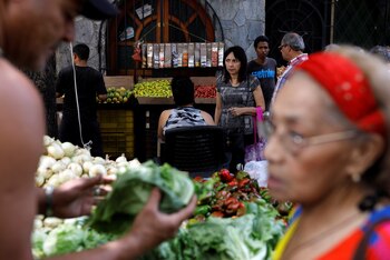 Un mercado de verdura y