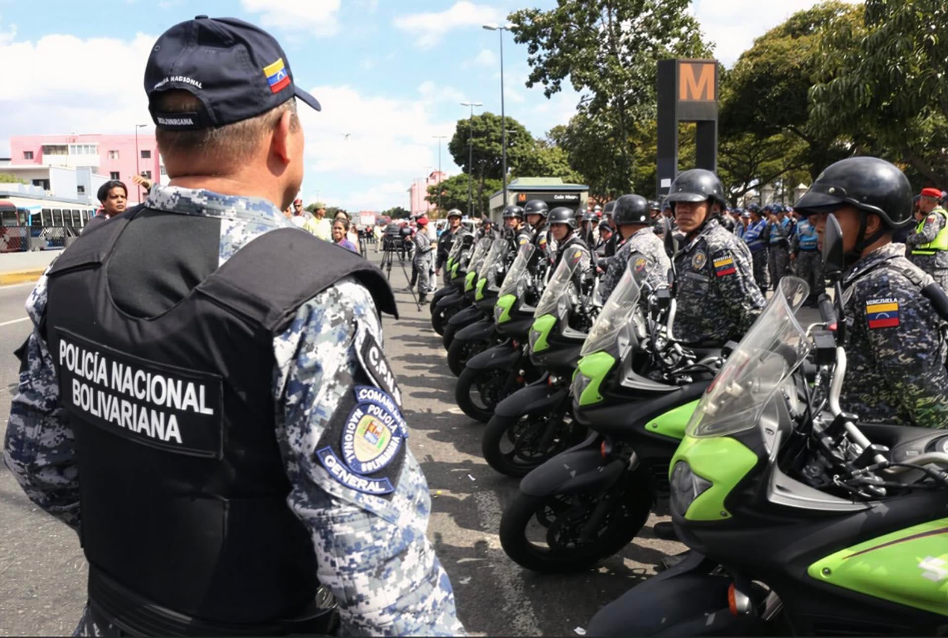 Miembros de la Policía Nacional Bolivariana se reúnen en Caracas para una parada militar, preparando el inicio de un operativo de seguridad y orden público.