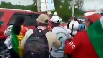 Manifestantes alrededor de la camioneta