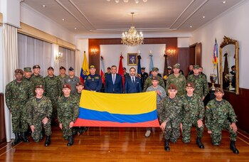 El presidente Abelardo de la Espriella entregó el Pabellón Nacional al equipo colombiano en la Escuela Militar de Cadetes General José María Córdova - crédito prensa Fuerzas Militares