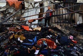 Un palestino inspecciona los daños