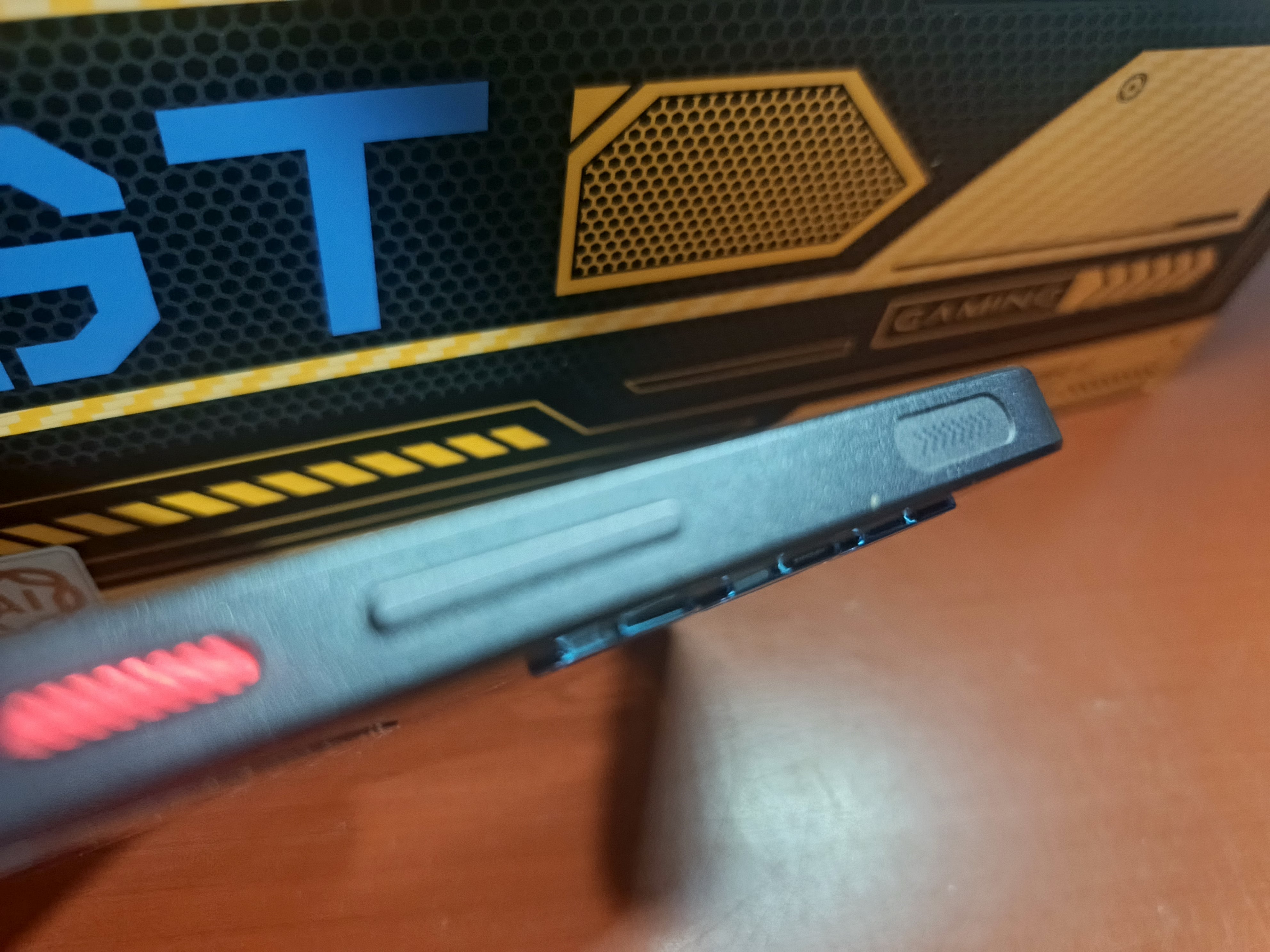 Este dispositivo incluye botones hápticos configurables que funcionan como gatillos de un mando, ideales para juegos de disparos o emuladores. (Infobae)