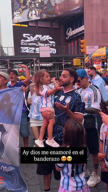 Rossello alzó a una niña que lo conquistó al hablar