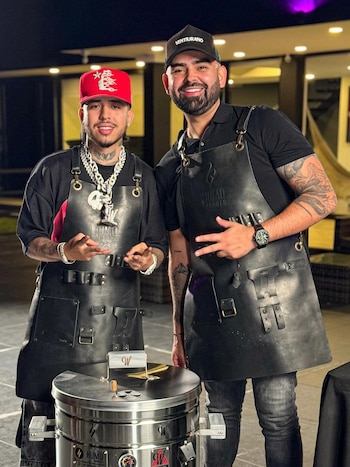 Humo Barriles es una exitosa marca colombiana (fundada en Medellín) dedicada a la fabricación y venta de barriles asadores y ahumadores, así como de accesorios y condimentos para el asado - crédito HumoBarriles/Instagram