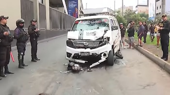 Dos personas fallecen en San Juan de Lurigancho tras choque entre una moto y una miniván