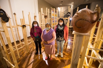 Mujeres artesanas de pueblos originarios