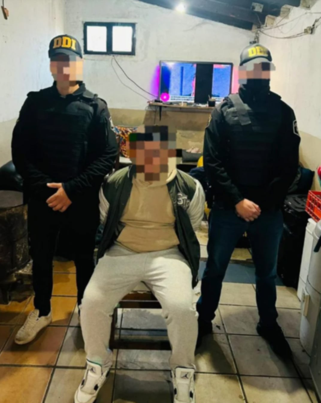 Un hombre acusado de un crimen ha sido detenido en Mar del Plata, siendo custodiado por dos agentes de seguridad (La Capital de Mar del Plata)
