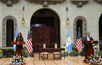 La secretaria de Seguridad Nacional de Estados Unidos, Kristi Noem, habla durante su encuentro con el ministro del Interior de Guatemala, Francisco Jiménez, en la firma de un acuerdo de seguridad conjunto en el Palacio Nacional de la Cultura en Ciudad de Guatemala, Guatemala, el 26 de junio de 2025. REUTERS/Cristina Chiquin