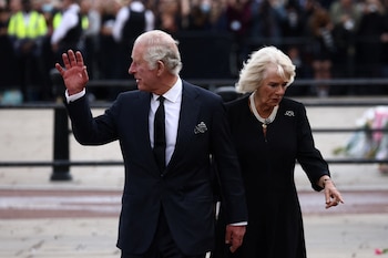 Miles de personas están en Buckingham desde este jueves (REUTERS/Henry Nicholls)