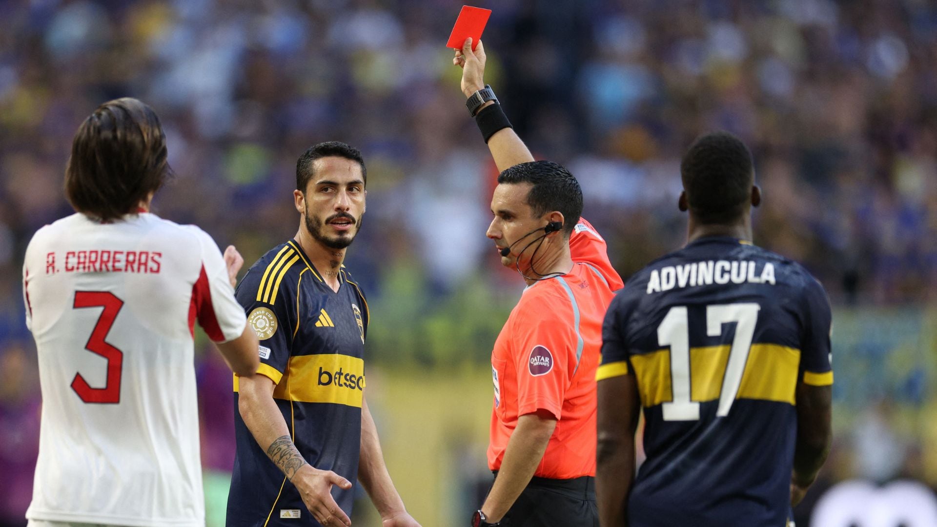 César Arturo Ramos expulsó a un jugador de Boca Juniors con la imagen de la virgen de Guadalupe en el Mundial de Clubes (REUTERS/Nathan Ray Seebeck)