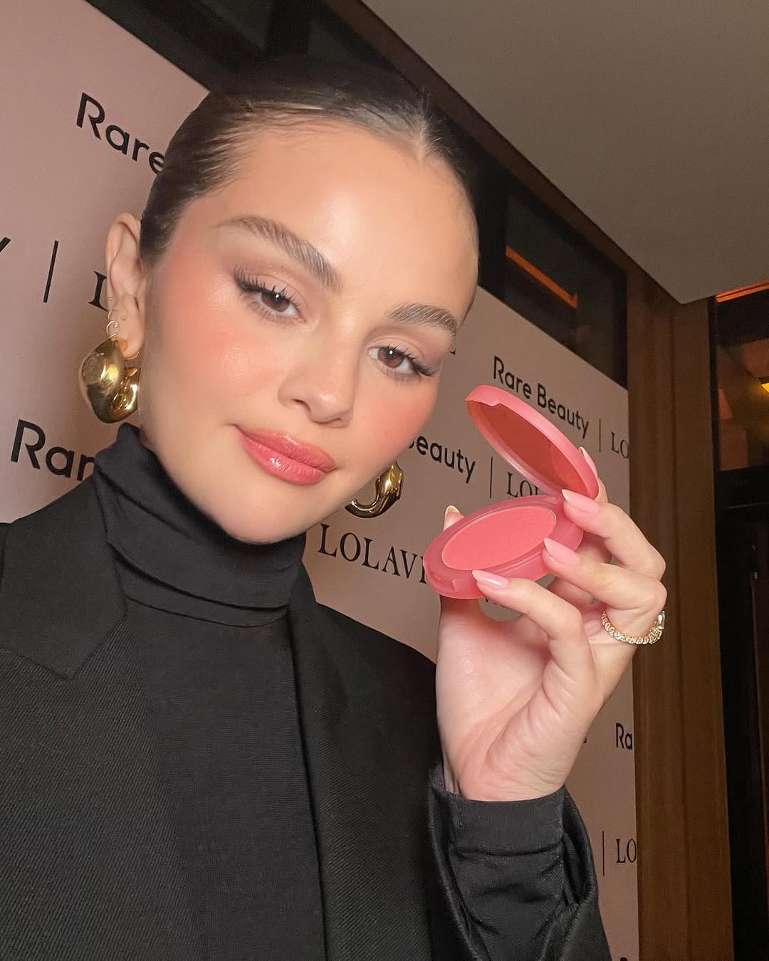 El Rare Impact Fund recibe el 1 por ciento de las ventas de Rare Beauty y ya superó los 30 millones de dólares para organizaciones de salud mental juvenil. (crédito @selenagomez / Instagram)