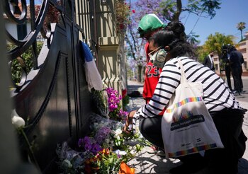 Cartas, flores y fotos, el