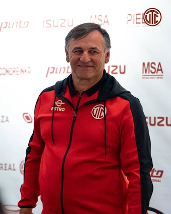 Carlos Bustos es entrenador de