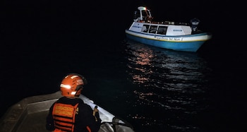La Armada de Colombia rescató una embarcación a la deriva en el Pacífico colombiano y puso a salvo a dos tripulantes - crédito Armada