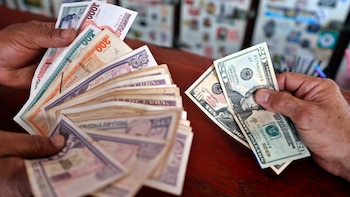 Peso cubano cede ante el