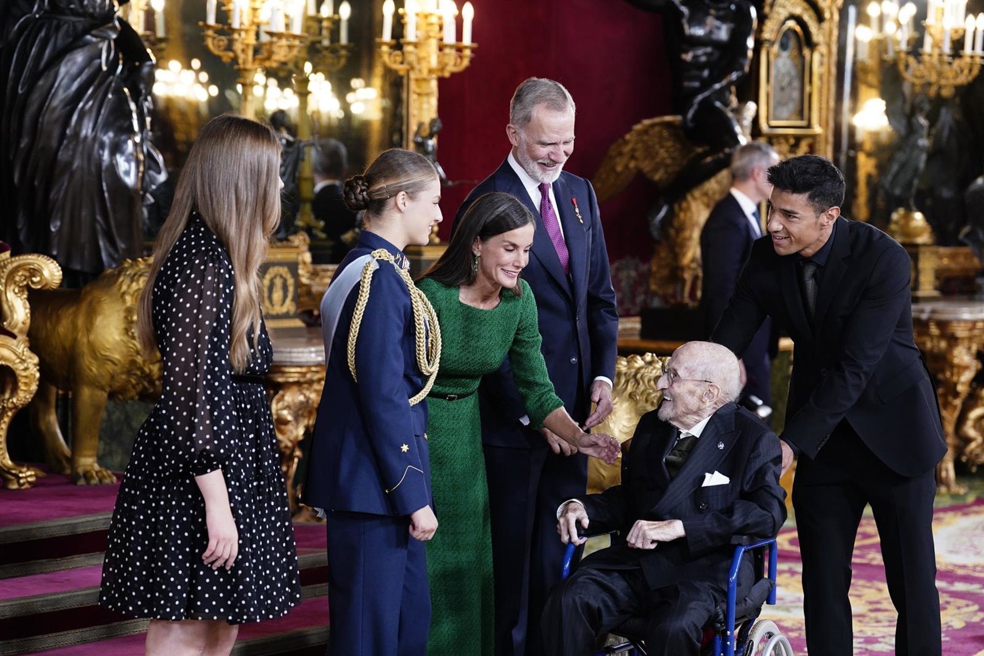 Los reyes Felipe y Letizia, la princesa Leonor y la infanta Sofía y el escritor Álvaro Pombo durante el besamanos del 12 de octubre, 2025. (A. Pérez Meca - Europa Press).