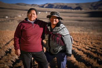 Olga e Inocenta, mujeres de la comunidad kolla de Colanzulí que enfrentan la crisis hídrica y el clima extremo en la Puna salteña a más de 4.000 metros de altura (Matias Arbotto)