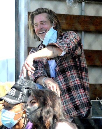 Brad Pitt ayudó a familias