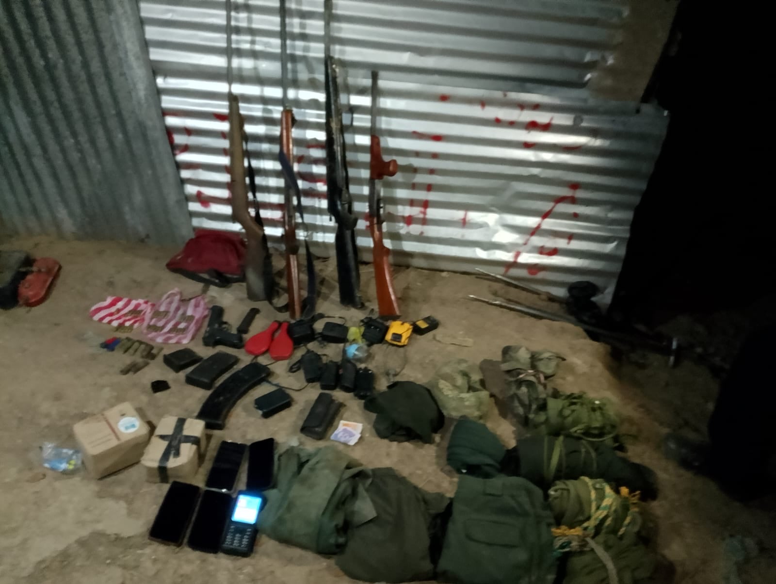 Las autoridades incautaron cinco escopetas, una pistola, tres proveedores, 28 cartuchos, pólvora y material de comunicaciones - crédito Ejército