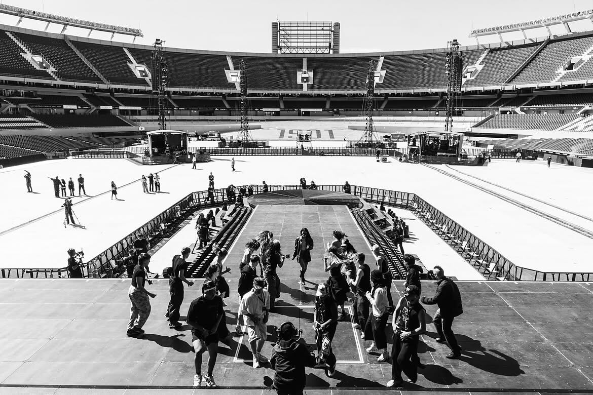 El equipo de producción, bailarines y técnicos durante el ensayo general en el Monumental