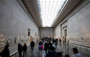 Visitantes entre las esculturas del