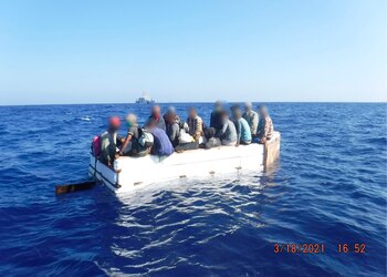 Imagen de archivo: Fotografía cedida hoy por la Guardia Costera estadounidense donde se muestra a 17 migrantes cubanos a bordo de una embarcación rústica, el 18 de marzo de 2021, aproximadamente a 54 millas al sur de Key West (Cayo Hueso), Florida (EE.UU). EFE/Guardia Costera