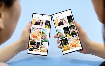 Dos móviles de Samsung usando la función de Quick Share.
SAMSUNG