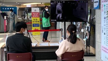 El escritor colombiano entrando a