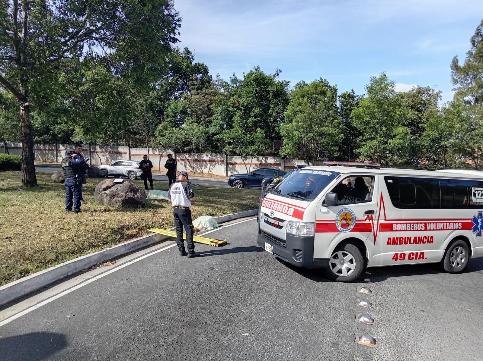 Dos personas fueron halladas muertas y atadas de pies y manos en el bulevar Sur del Condado Naranjo, en la zona 4 de Mixco, Guatemala. (Bomberos Voluntarios de Guatemala)