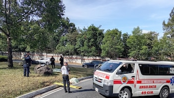 Hallaron dos cuerpos atados de pies y manos en un bulevar transitado de la metrópoli de Guatemala