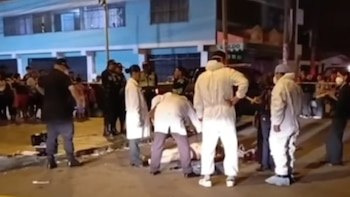 Un hombre baleado es arrojado