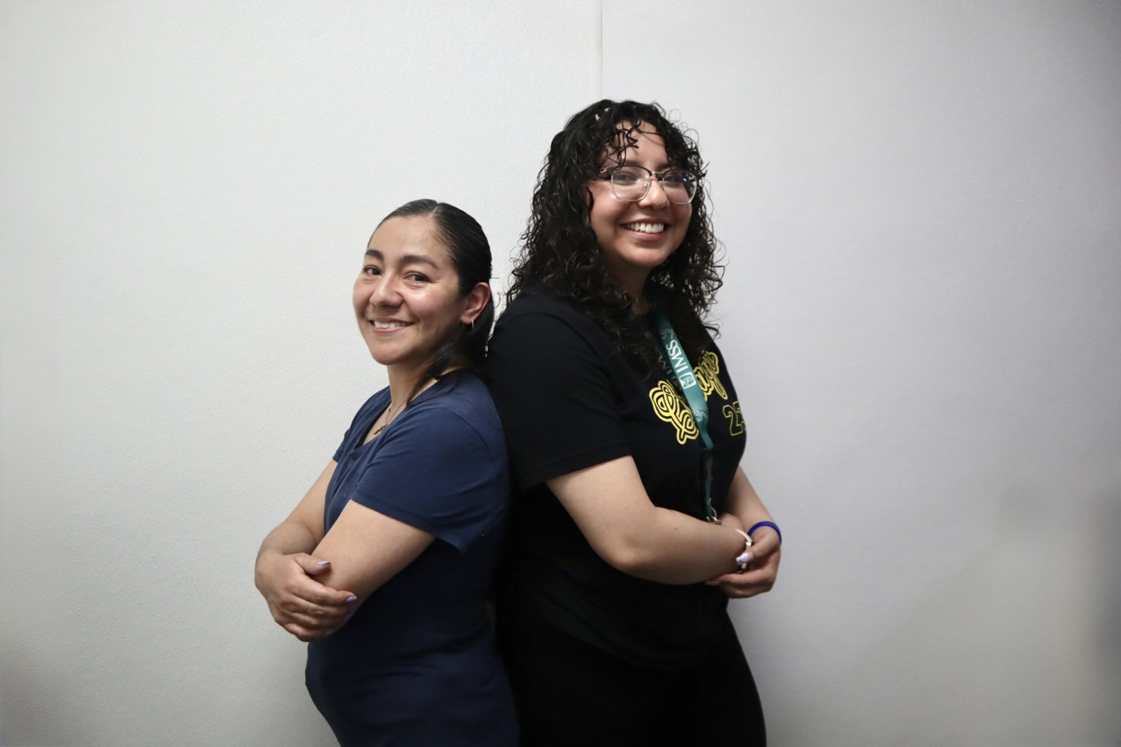 Ante esta situación, dos trabajadoras del IMSS con discapacidad auditiva, Miriam Bautista Morales, auxiliar de limpieza con 15 años de servicio, y Ana Karen Hernández García, auxiliar administrativa con seis meses en el Instituto, intervinieron de manera inmediata. (IMSS)