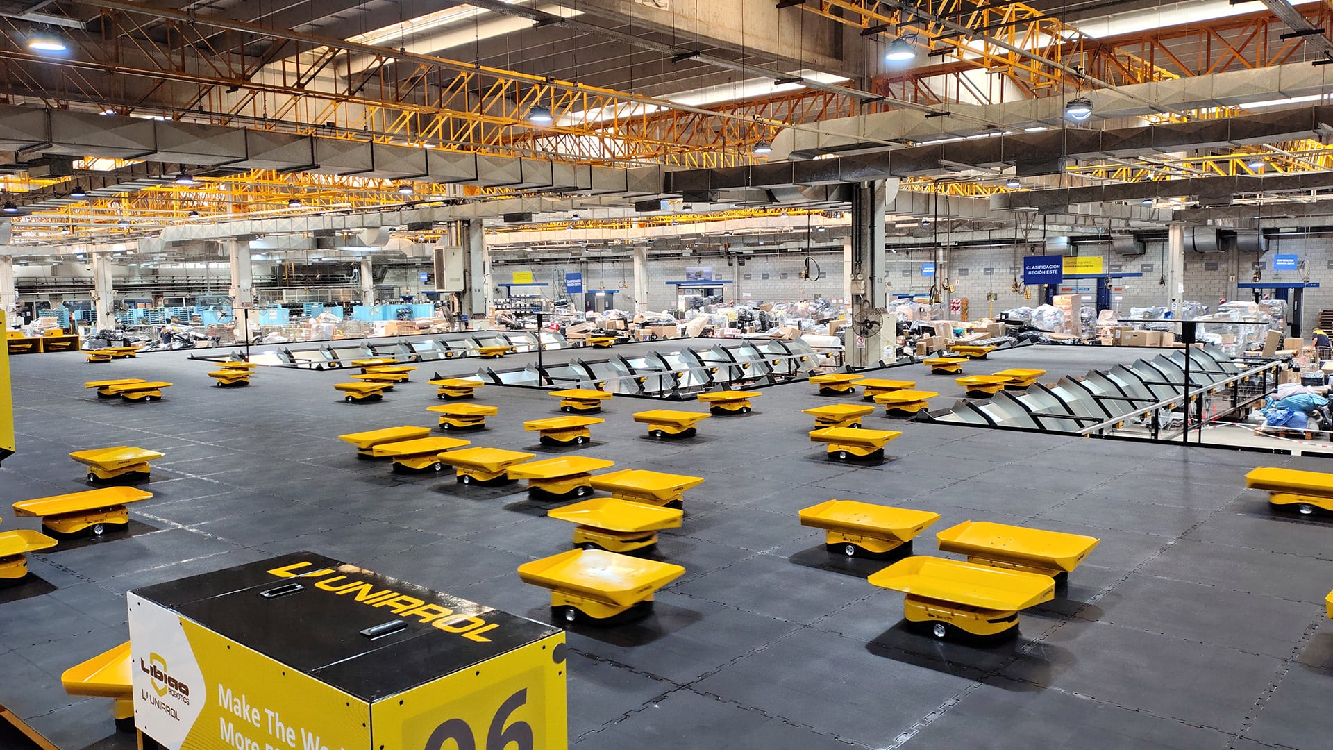 El sistema opera con 240 robots autónomos y utiliza algoritmos de direccionamiento y clasificación inteligente