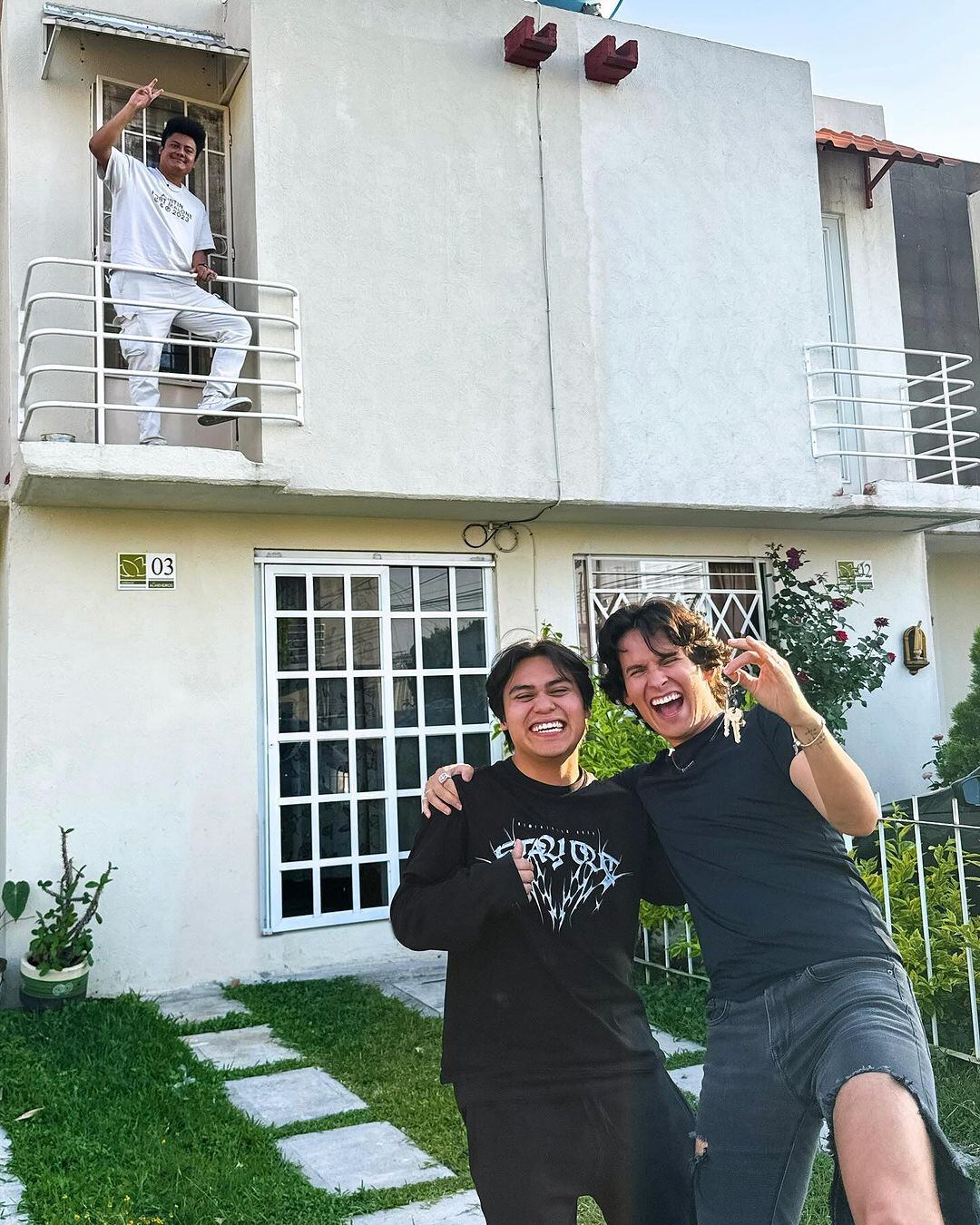 La reacción de la familia se ha vuelto viral luego de que el influencer les regalara la casa