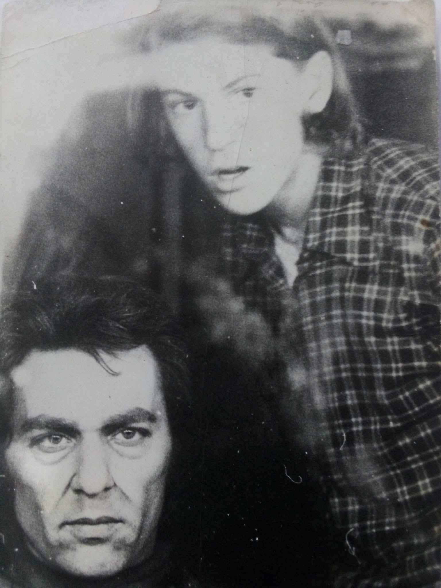 El actor Julio García Alemán posa con maquillaje de claroscuro junto a Alex Mathews durante la preparación para la obra teatral La Cocina en 1974.