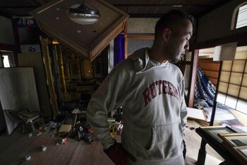 Un residente observa objetos domésticos