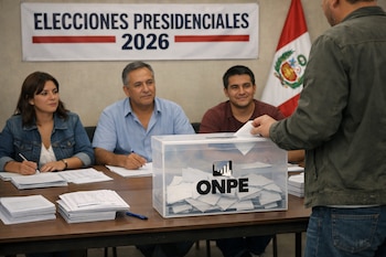 Ciudadano deposita su voto en