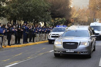 Valeria Vivanco siendo despedida por