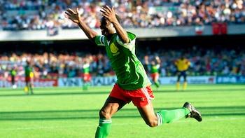 Roger Milla celebra el gol
