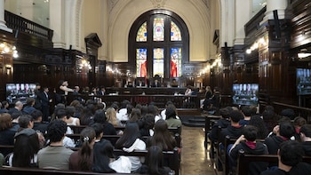Estudiantes de escuelas secundarias recrearon un juicio oral en el Palacio de Justicia