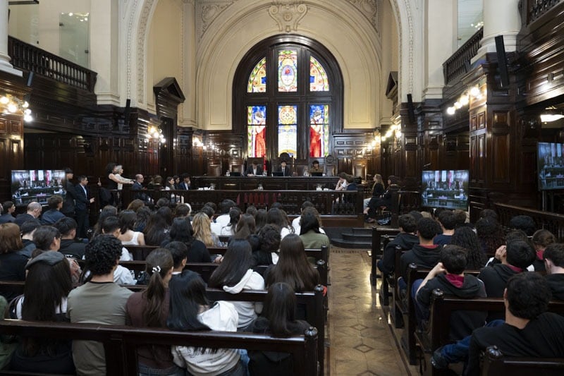 Estudiantes de escuelas secundarias recrearon un juicio oral en el Palacio de Justicia