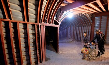 Varias personas entran en un